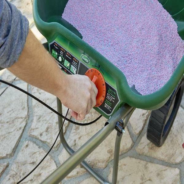 Turf Builder Broadcast Spreader T205557