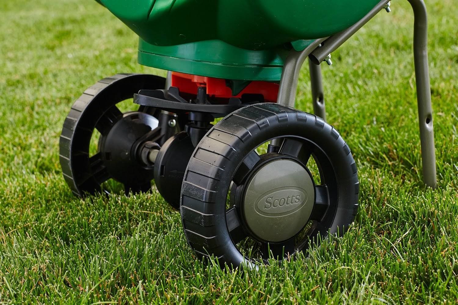 Turf Builder Broadcast Spreader T205557